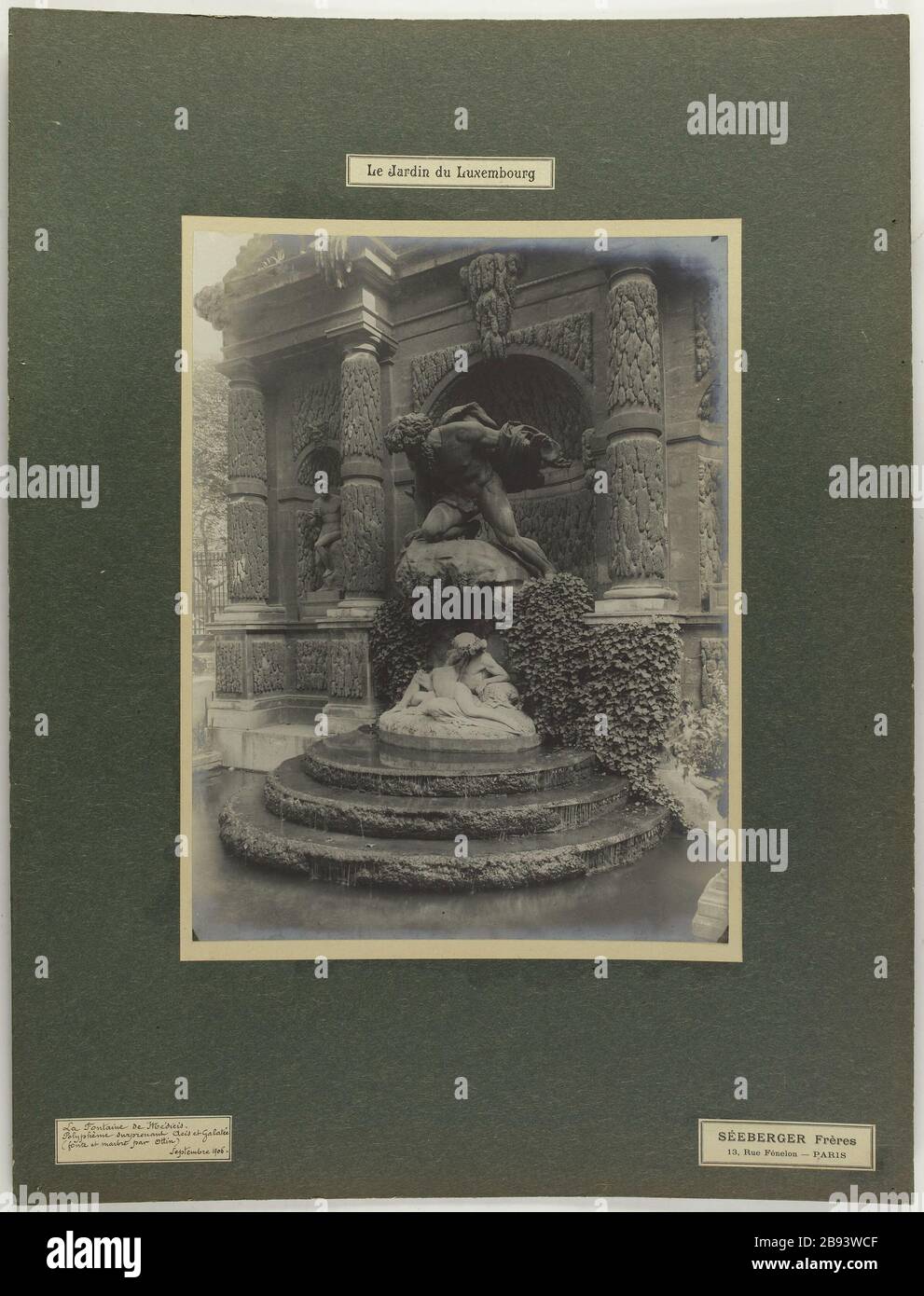 Il Giardino di Lussemburgo / Fontana Medici. / Polifemo sorprendente Aci e Galatea / (ghisa e marmo di Ottin). / Settembre 1906. Le Jardin du Luxembourg, decoro scolpé de la Fontaine de Médicis représentant Polyphème surprenant Acis et Galatée. Parigi (VIème arr.).'le Jardin du Luxembourg / la Fontaine de Médicis. / Polyphème surprenant Acis et Galatée / (Fonte et Marbre par Ottin). / Settembre 1906'. 1906-09. Photographie de Séeberger Frères. 1906-09. Parigi, musée Carnavalet. Foto Stock