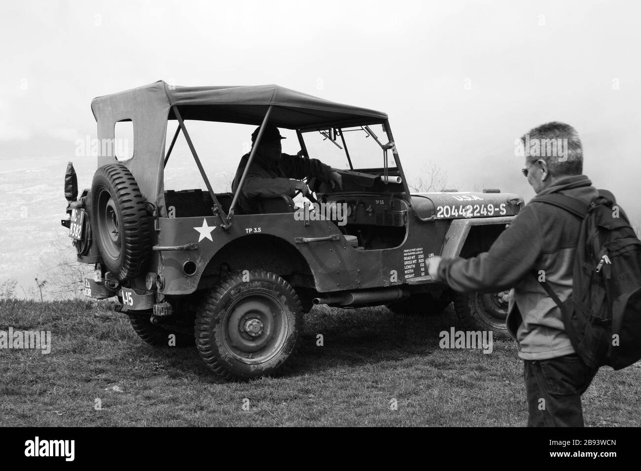 Jeep militare americana della seconda Guerra Mondiale sui sentieri della linea Gotica in Toscana Foto Stock