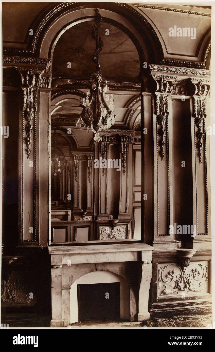 Cancelleria di Orleans. Vista interna della Cancelleria di Orleans, specchio, camino e lampadario. 1 ° arrondissement di Paris Anonyme. Cancelleria d'Orléans. "Vue intérieure de la Chancillerie d'Orléans, miroir, cheminée et lustre. 1er circondario, Parigi'. Aristotipo. En 1907-1907. Parigi, musée Carnavalet. Foto Stock