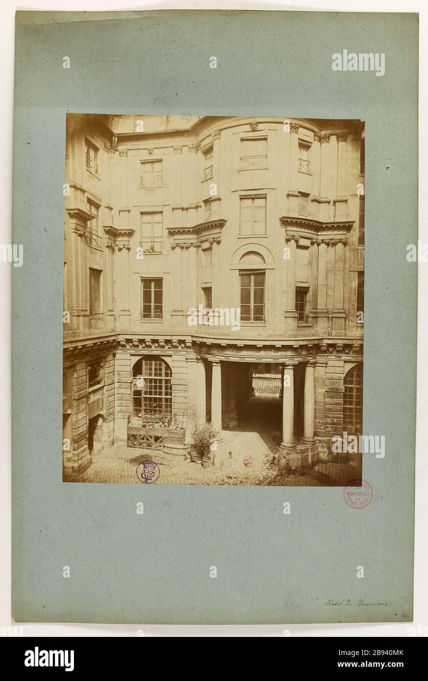 Hotel Beauvais. Vista sul cortile del Hôtel de Beauvais, 4 ° arrondissement, Parigi Anonyme. Hôtel de Beauvais. "Vue de la cour intérieure de l'Hôtel de Beauvais, 4ème circondario, Parigi". Tirage sur papier albuminé. En. Parigi, musée Carnavalet. Foto Stock
