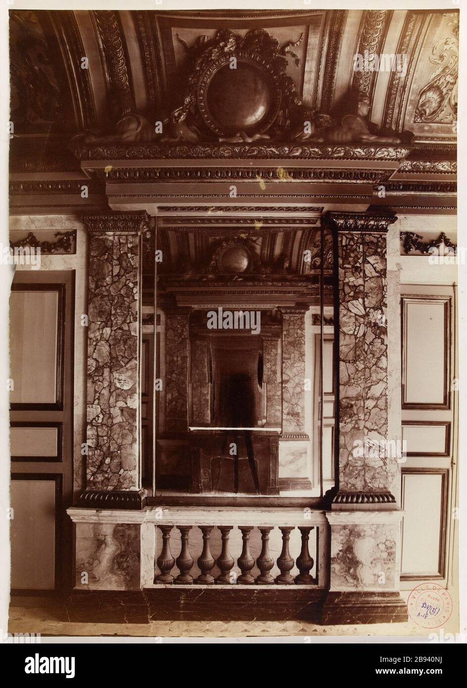 Cancelleria di Orleans / Marble Hall. Vista della Sala di marmo della Cancelleria di Orleans, 2 ° distretto, Parigi. Anonyme. Cancelleria d'Orléans / Salle de Marbre. "Vue de la salle de Marbre de la Chancellerie d'Orléans, 2 ème circondario, Parigi". Aristotipo. En. Parigi, musée Carnavalet. Foto Stock