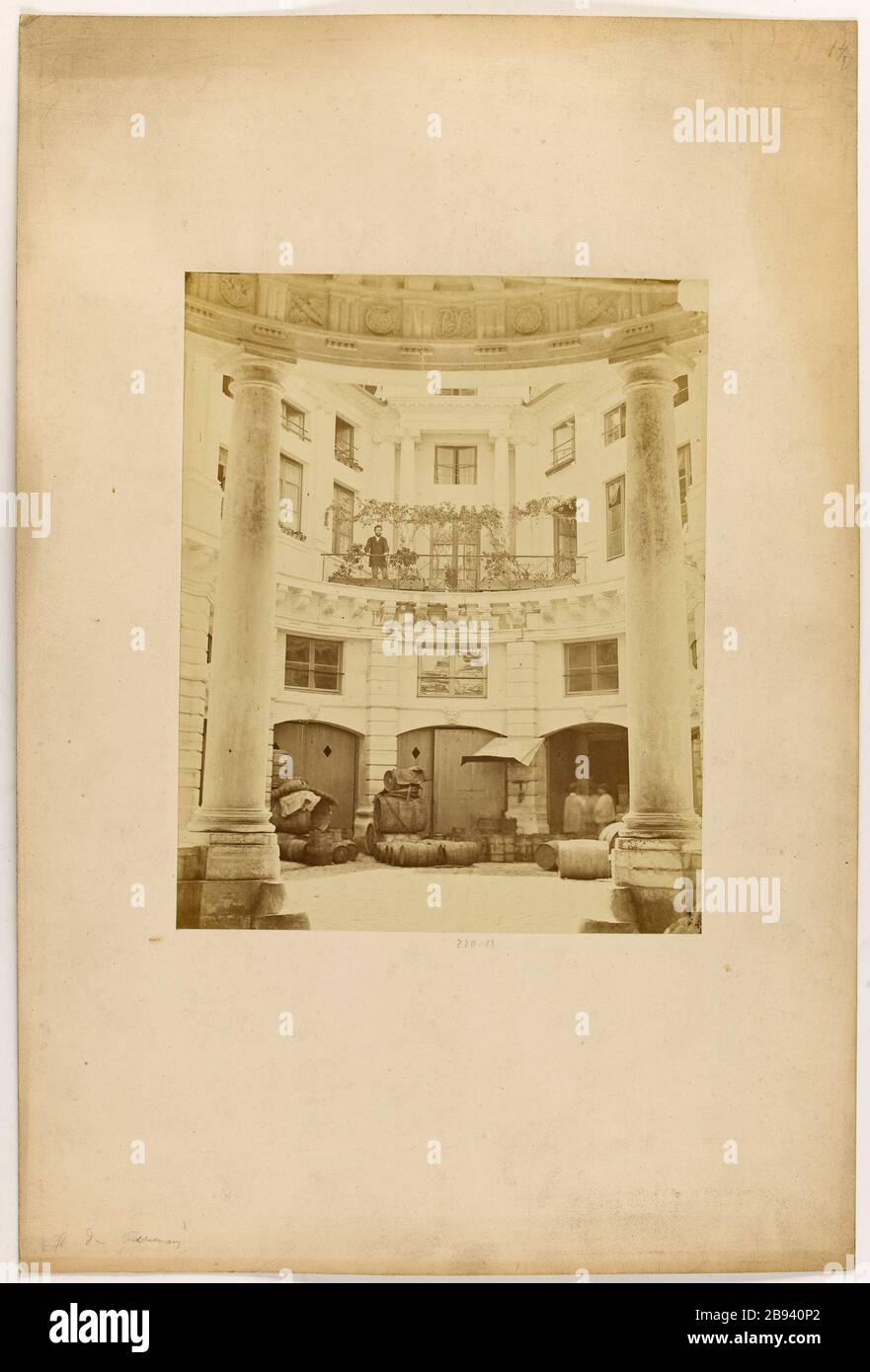 H. Beauvais. Vista sul cortile del Hôtel de Beauvais, 4 ° arrondissement, Parigi Anonyme. H. de Beauvais. "Vue de la cour intérieure de l'Hôtel de Beauvais, 4ème circondario, Parigi". Tirage sur papier albuminé. En. Parigi, musée Carnavalet. Foto Stock