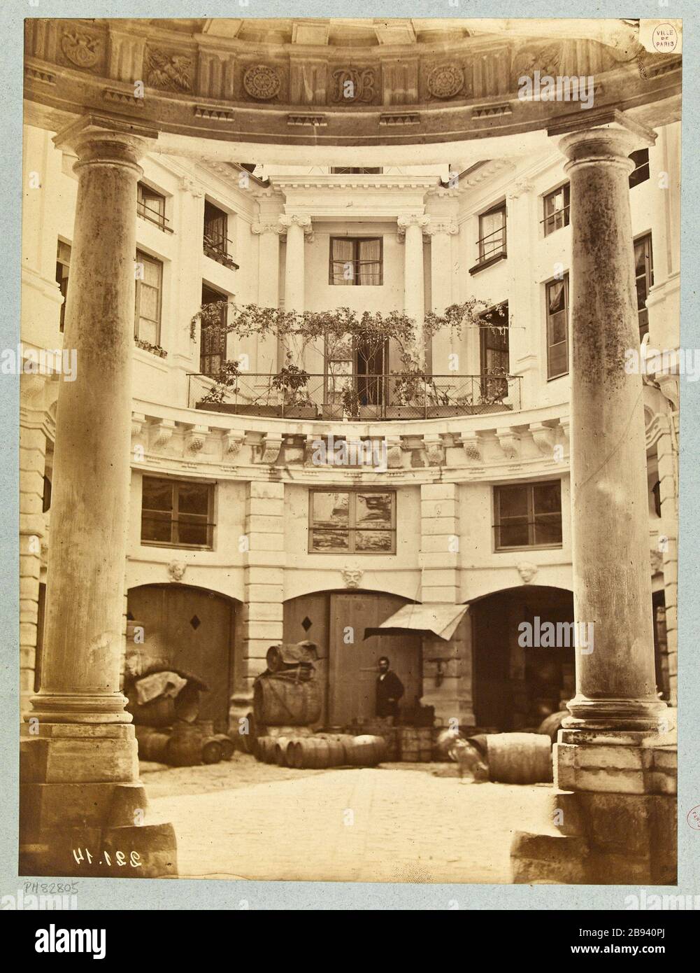 Hotel Beauvais. Vista sul cortile del Hôtel de Beauvais, 4 ° arrondissement, Parigi Anonyme. Hôtel de Beauvais. "Vue de la cour intérieure de l'Hôtel de Beauvais, 4ème circondario, Parigi". Tirage sur papier albuminé. En. Parigi, musée Carnavalet. Foto Stock