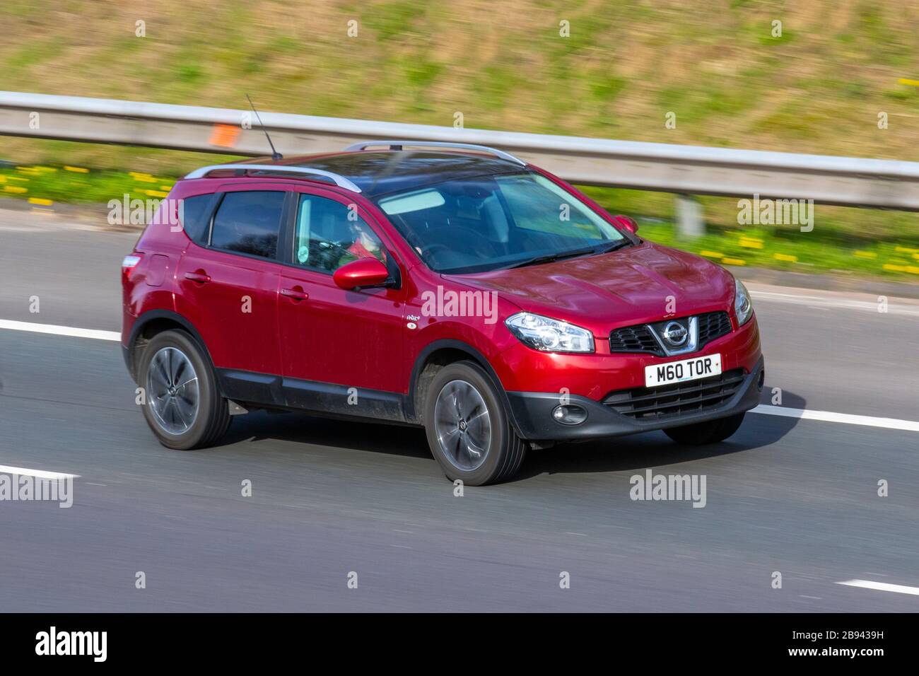 2012 rosso Nissan Qashqai N-TEC +; traffico veicolare del Regno Unito, trasporto su strada, veicoli moderni, auto a berlina, Guida di veicoli, strade e motori, guida in direzione sud sull'autostrada M61 Foto Stock