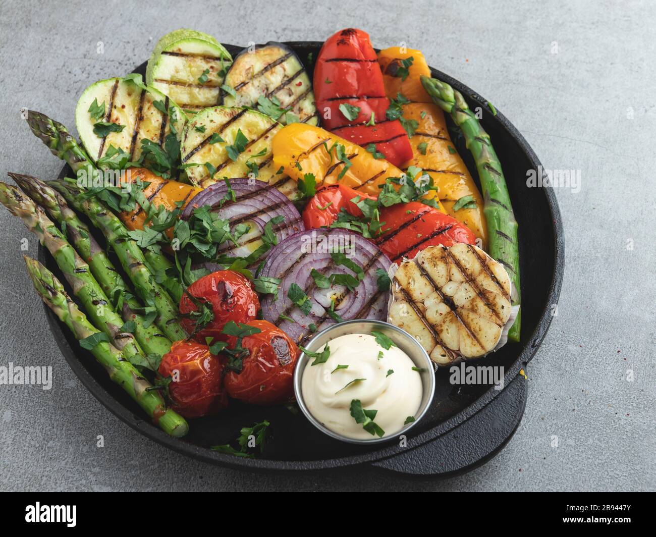 verdure grigliate salsa bianca asparagi, zucchine, pepe, cipolla, pomodori Foto Stock