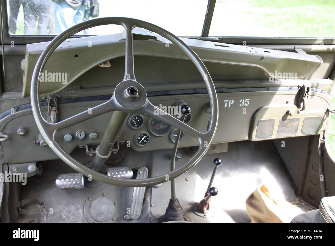 Interno di una jeep militare americana della seconda guerra mondiale e vari ingranaggi Foto Stock
