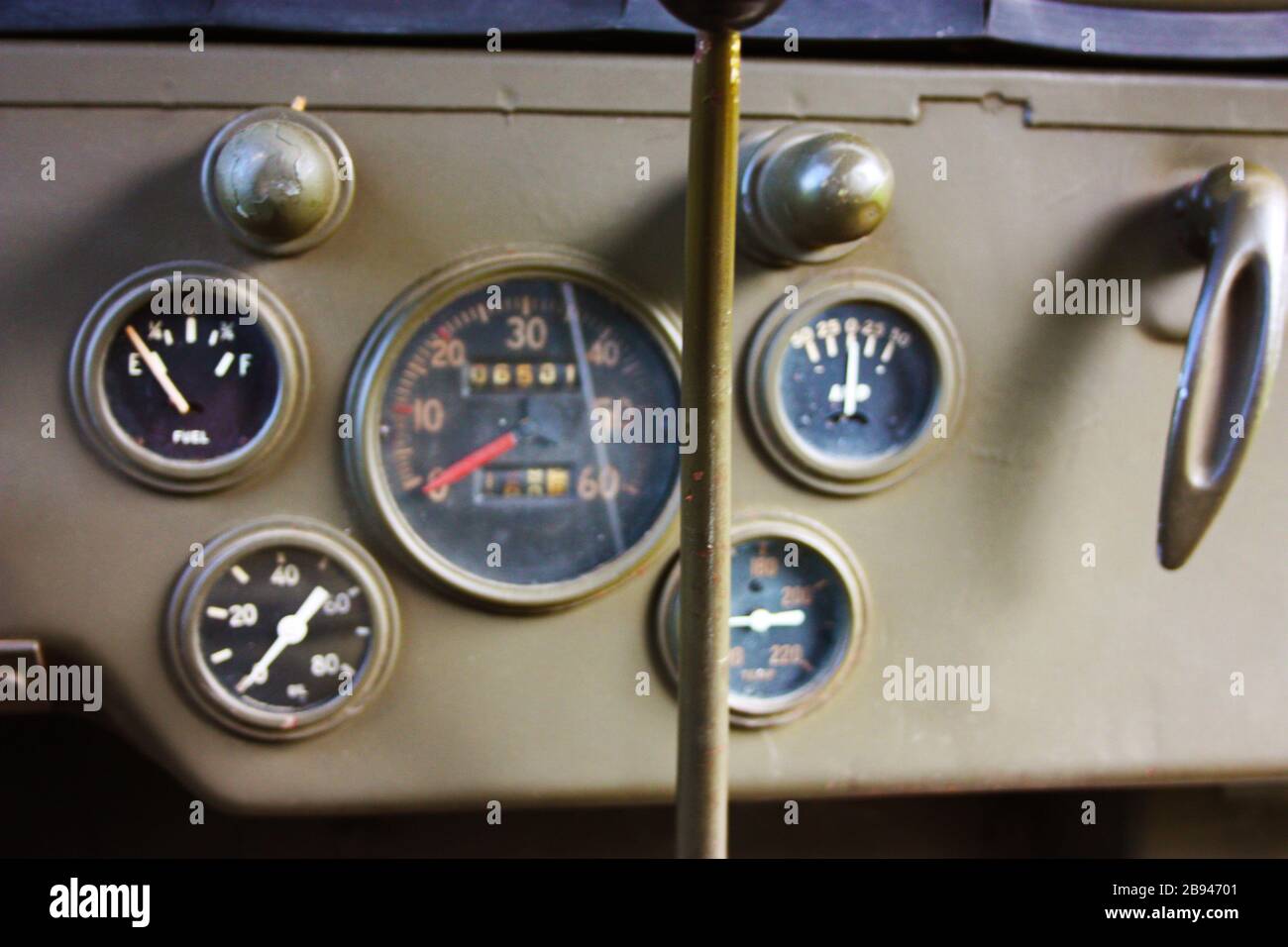 Interno di una jeep militare americana della seconda guerra mondiale e vari ingranaggi Foto Stock