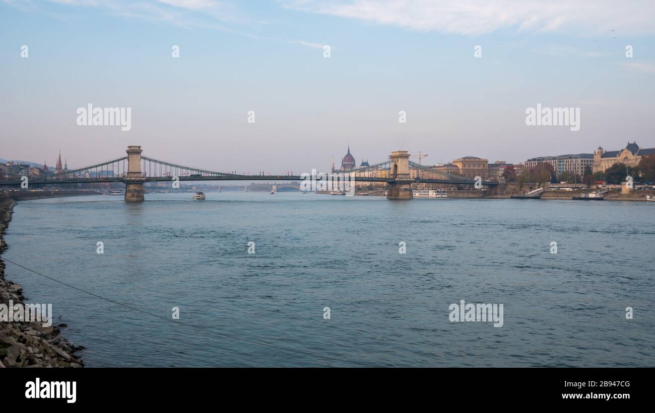 Splendida vista sul Ponte delle catene sul Danubio a Budapest, Ungheria Foto Stock