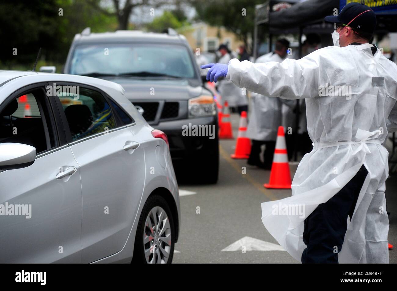 Hayward, California, Stati Uniti. 23 marzo 2020. Hayward, California, Stati Uniti - se non sono necessari ulteriori test, i pazienti vengono rilasciati per tornare a casa. Credit: Neal Waters/ZUMA Wire/Alamy Live News Foto Stock