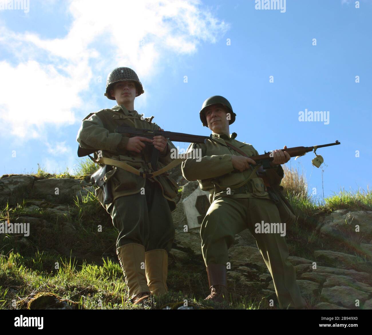 Soldati alleati americani in uniformi trench combattono i nemici tedeschi lungo la linea gotica in una rievocazione storica in toscana Foto Stock