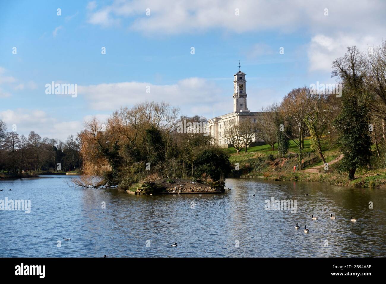 L'edificio Trent al Campus del Nottingham University Park, visto sul lago navigabile in una soleggiata mattinata primaverile Foto Stock