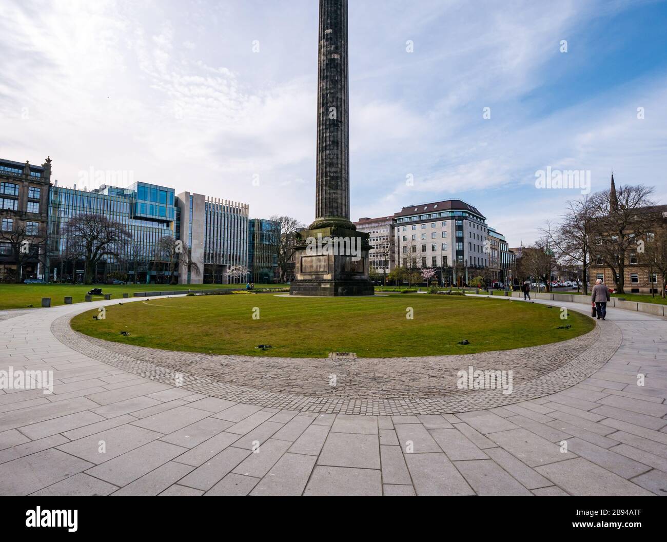 Insolitamente tranquilla in una giornata di sole durante la pandemia del Coronovirus Covid-19, St Andrew Square, Edimburgo, Scozia, Regno Unito Foto Stock