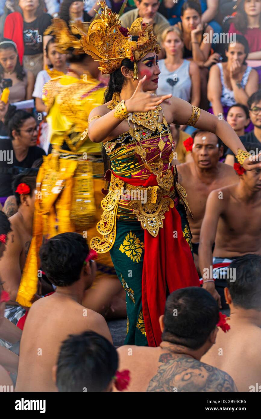 Kecak Fire dance un esecutore che ritrae il ruolo di SITA dall'epica indù Ramayana al Tempio di pura Luhur Uluwatu. Foto Stock