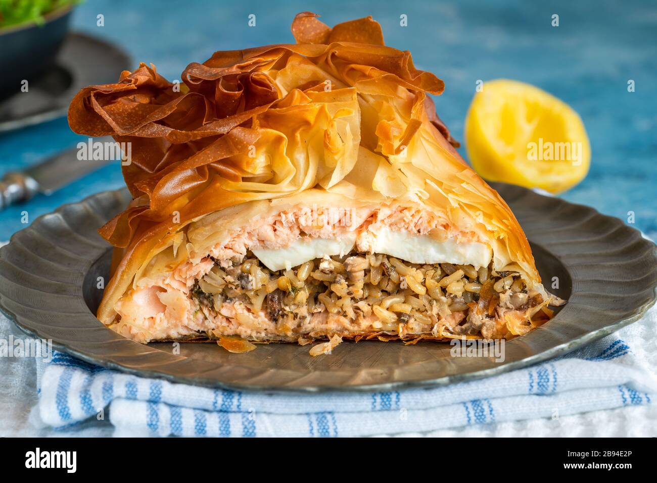 Coulibiac - tipo russo di pirog ripieno di salmone ripieno di riso, funghi, cipolla, aneto e uova sode Foto Stock