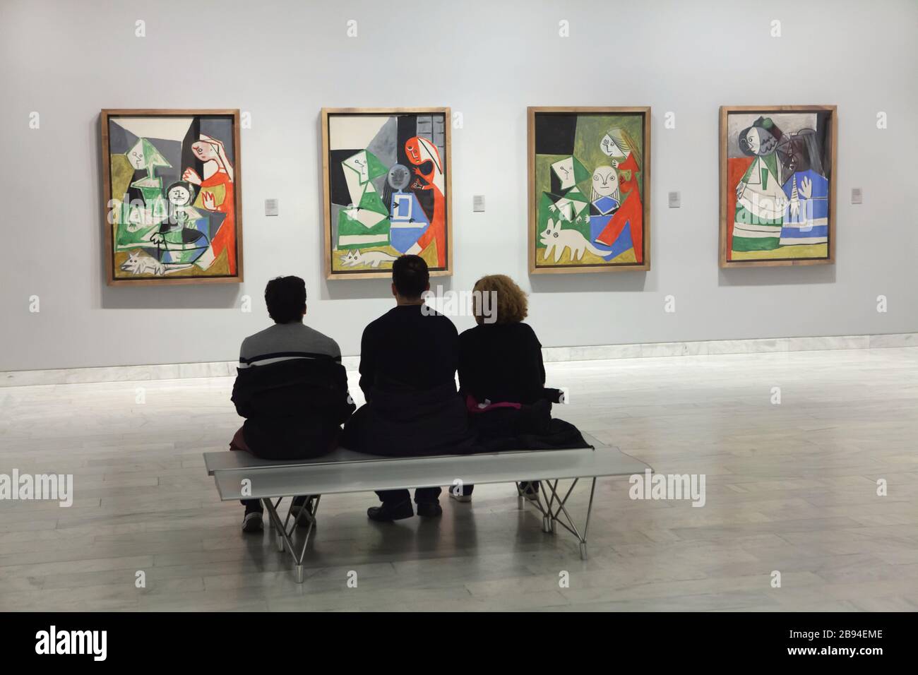 Visitatori di fronte ai dipinti di Pablo Picasso della serie "Las Meninas" del pittore spagnolo Diego Velázquez incatenato a Cannes (Francia) nel settembre 1957 esposto al Museu Picasso (Museo Picasso) di Barcellona, Catalogna, Spagna. Foto Stock