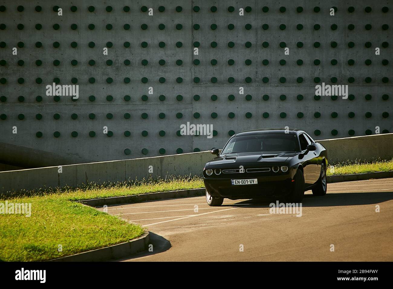 Tbilisi, Georgia 10 agosto 2019 Black Dodge Challenger parcheggiato sul lato della strada Foto Stock