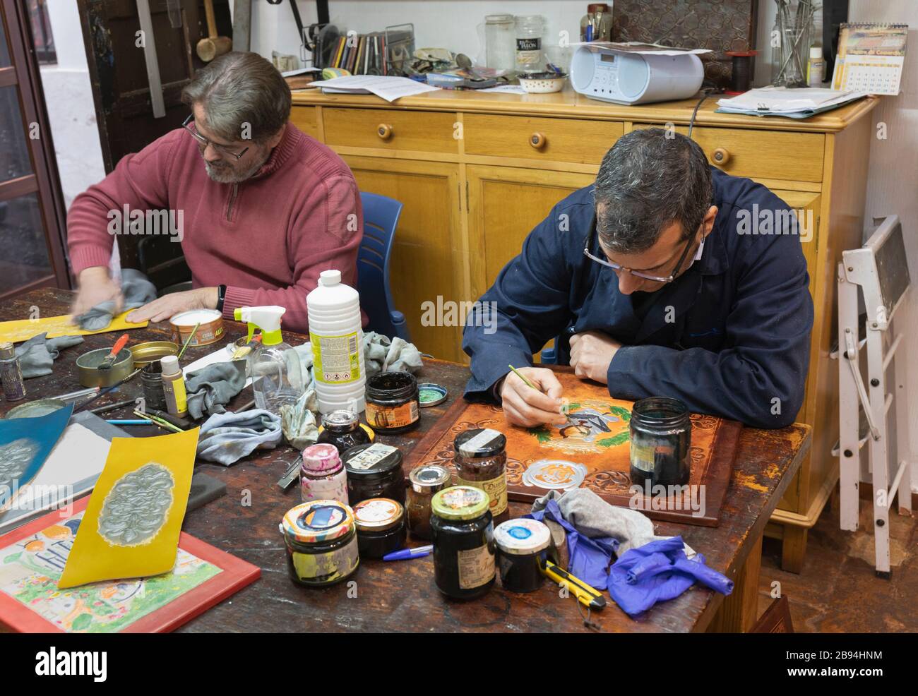 Pellettieri incisione cuoio in Meryan negozio di pelletteria artigianale, Calleja de las Flores, Cordoba, provincia di Cordoba, Andalusia, Spagna meridionale. Foto Stock