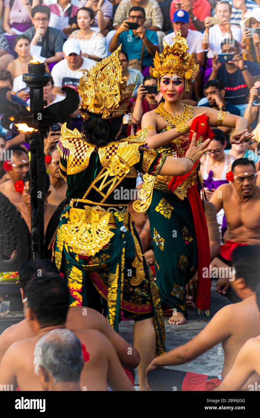 Kecak Fire dance: Un esecutore che ritrae il ruolo di Sita dall'epica indù Ramayana al Tempio di pura Luhur Uluwatu. Foto Stock