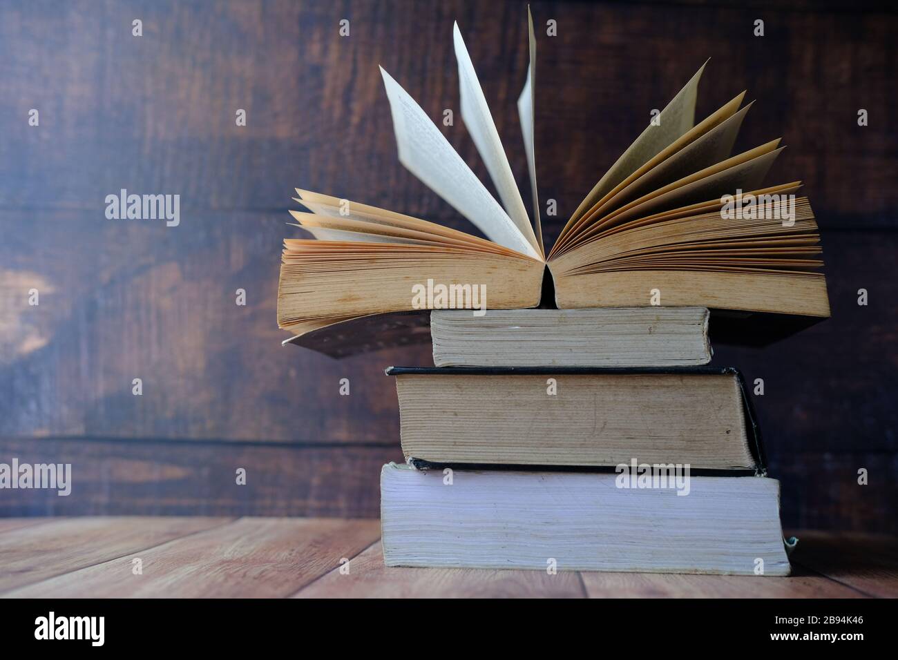 pila di vecchi libri sul tavolo con spazio per le copie Foto Stock