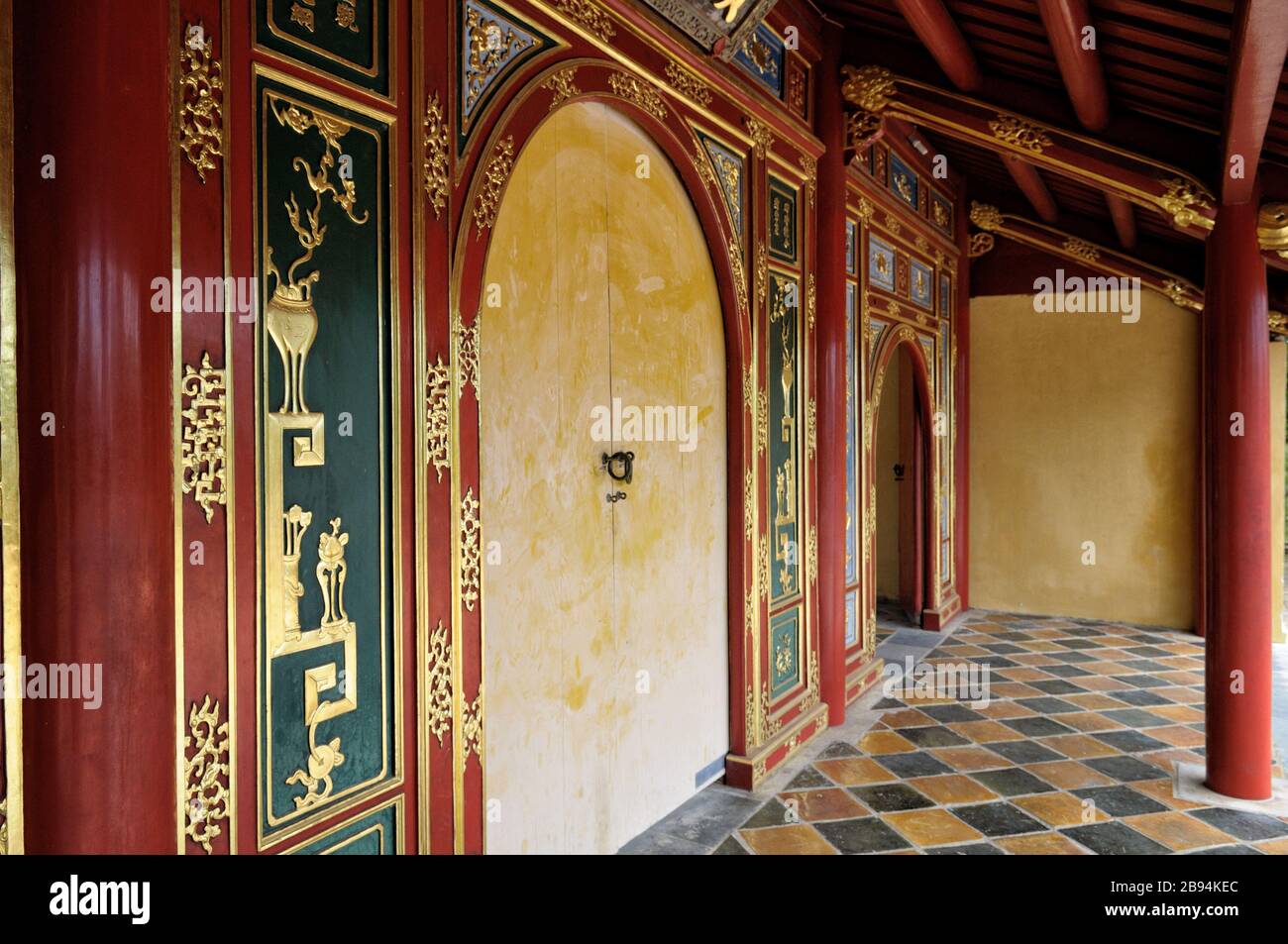 Porta Hien Duc alla Tomba reale di Minh Mang, Hue, Vietnam Foto Stock