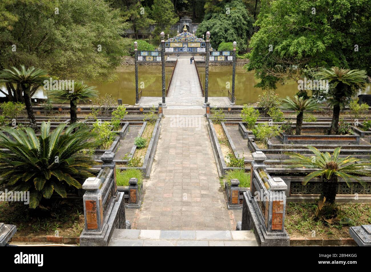 Ponte e giardino al Mausoleo di Minh Mang, Hue, Vietnam Foto Stock