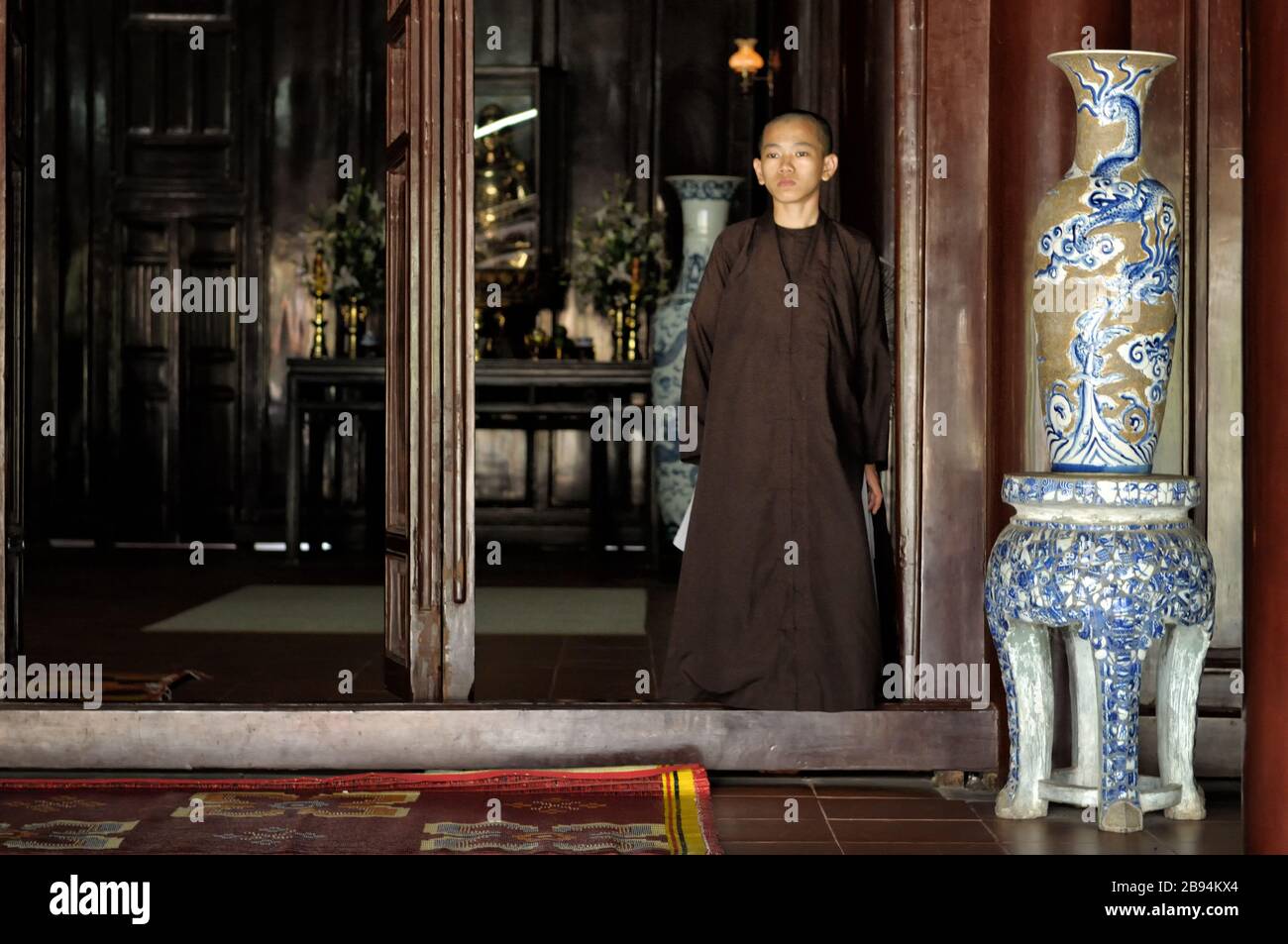 Monaco e vaso a Thien Mu pagoda a Hue, Vietnam Foto Stock
