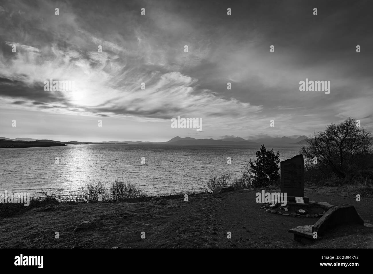 Un'immagine invernale monocromatica HDR tra parentesi, attraverso il suono interiore, fino a una lontana Isola di Skye dalla Penisola di Applecross, Scozia. 31 dicembre 2019 Foto Stock