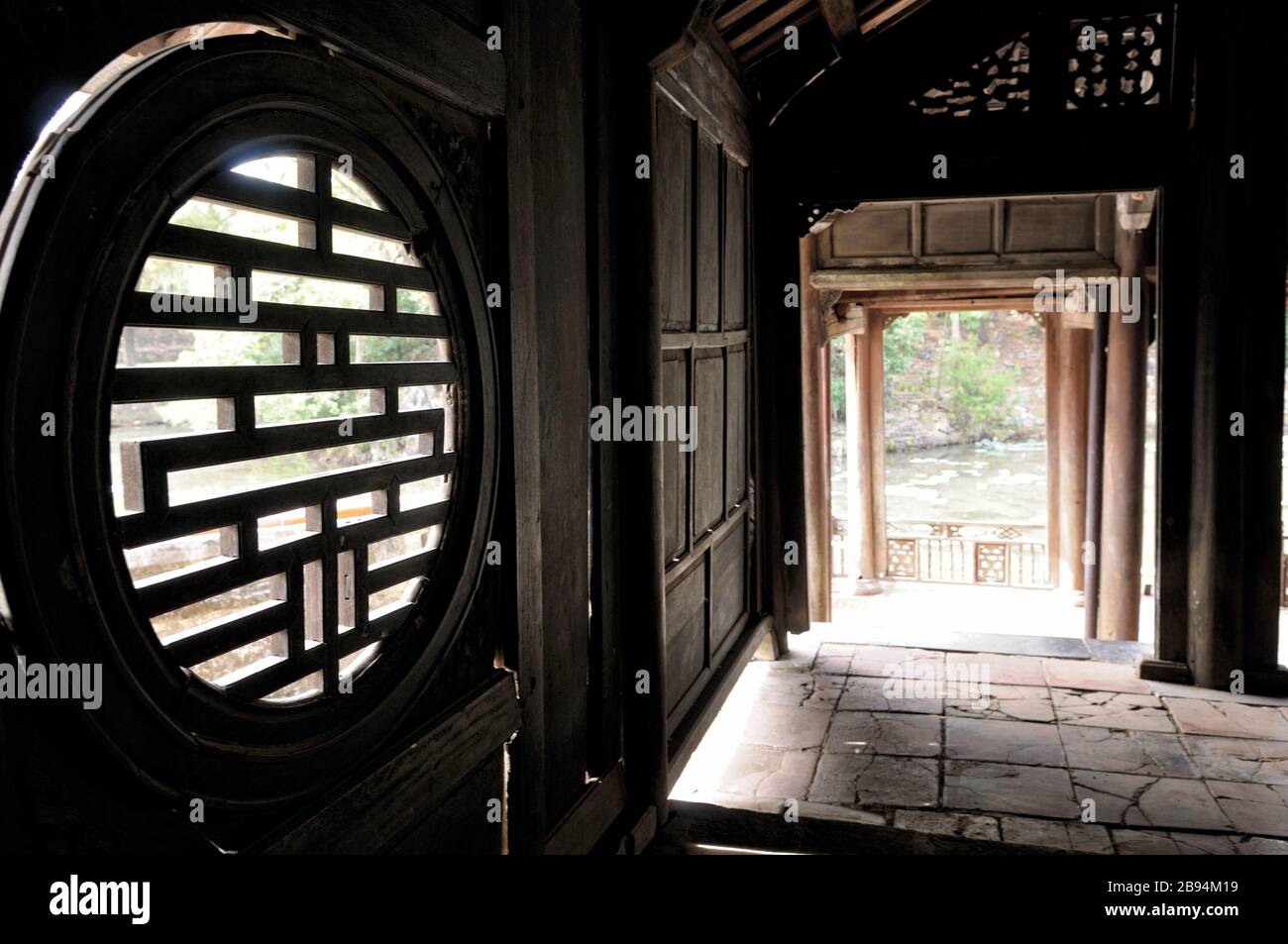All'interno di Xung Khiem pavillon presso la tomba dell'imperatore Tu Duc, Hue, Vietnam Foto Stock