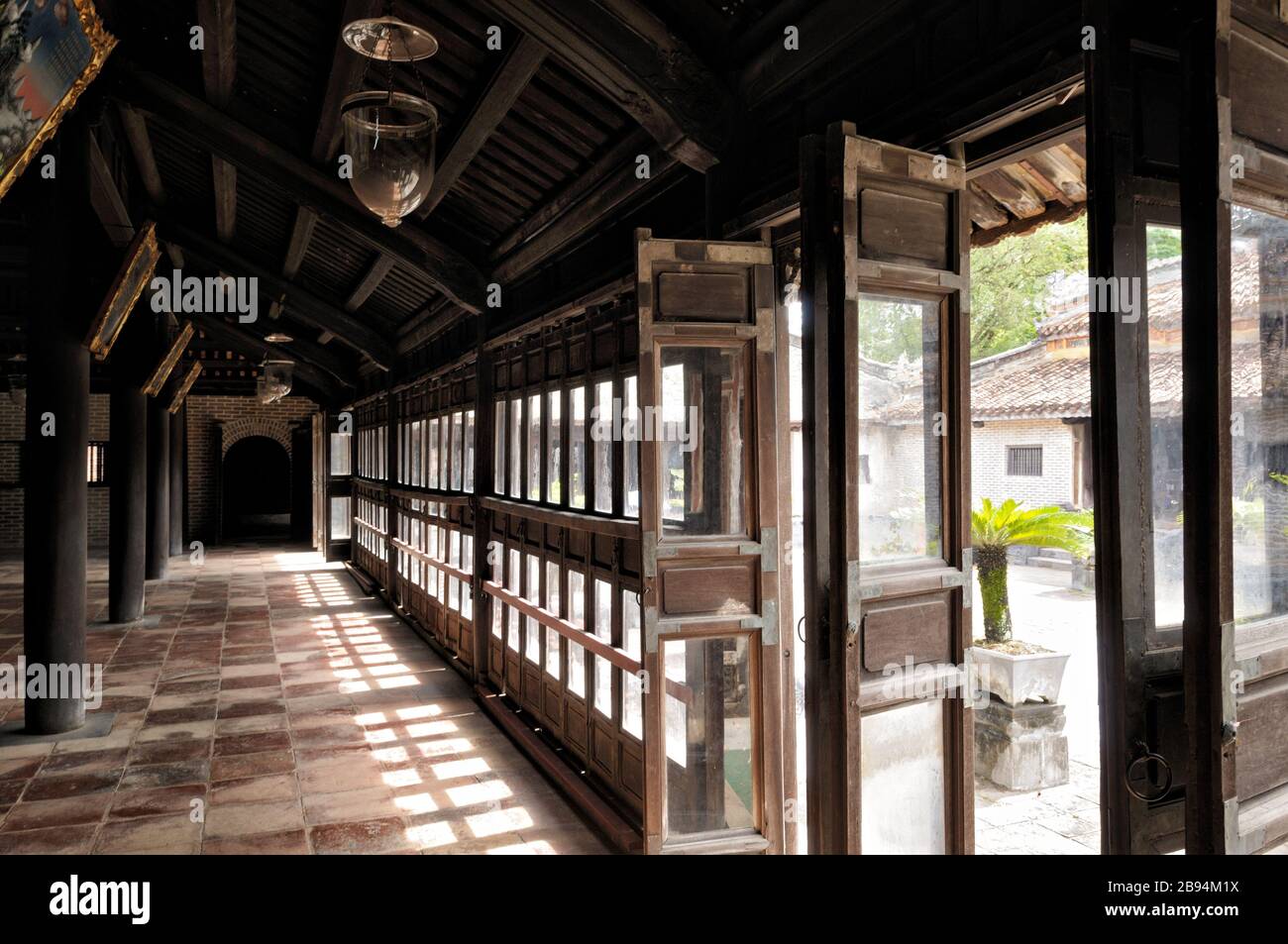 Padiglione presso la tomba dell'imperatore Tu Duc, Hue, Vietnam Foto Stock
