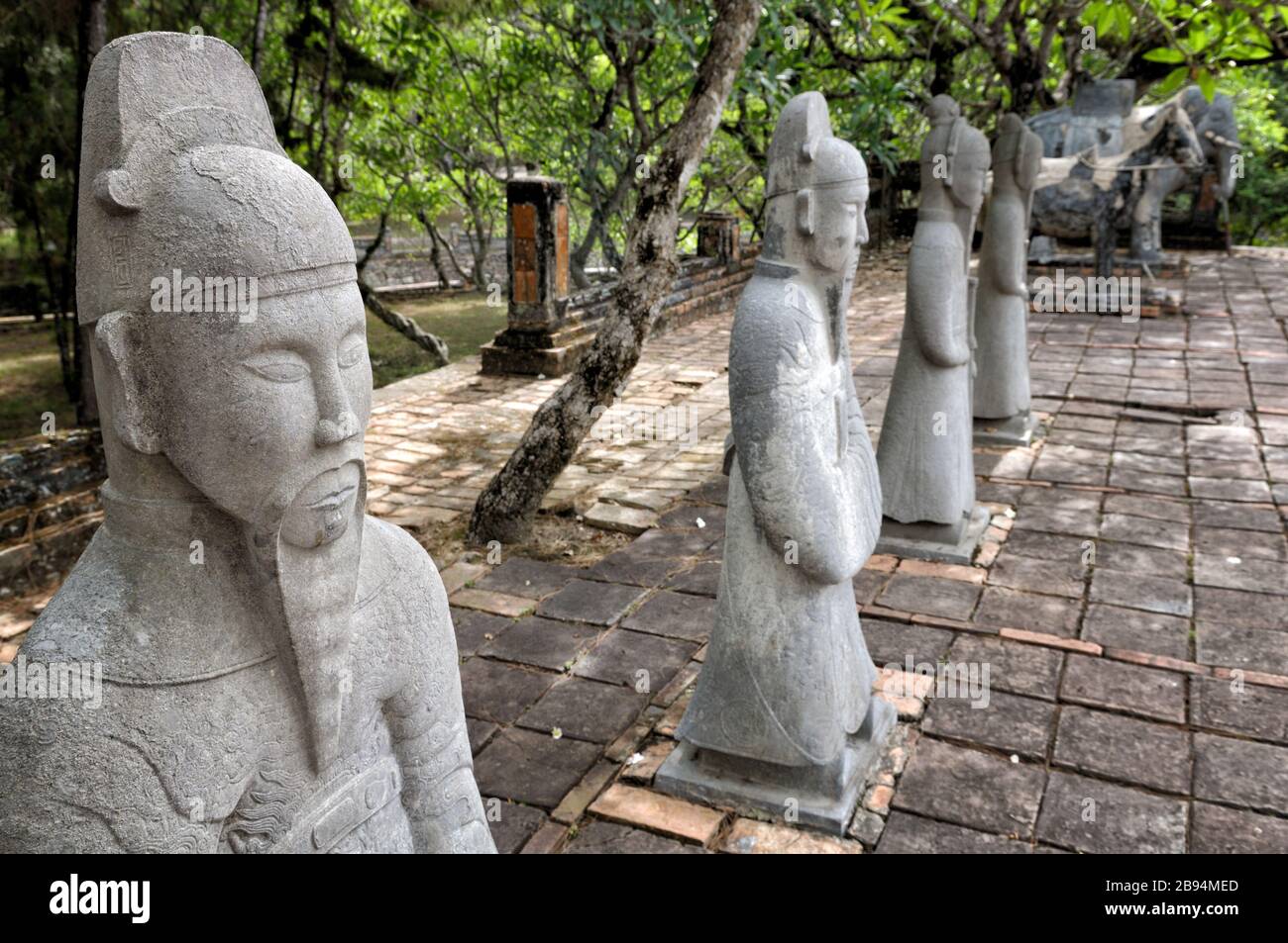 Statue di pietra di mandarini presso la tomba di Tu Duc, Hue, Vietnam Foto Stock