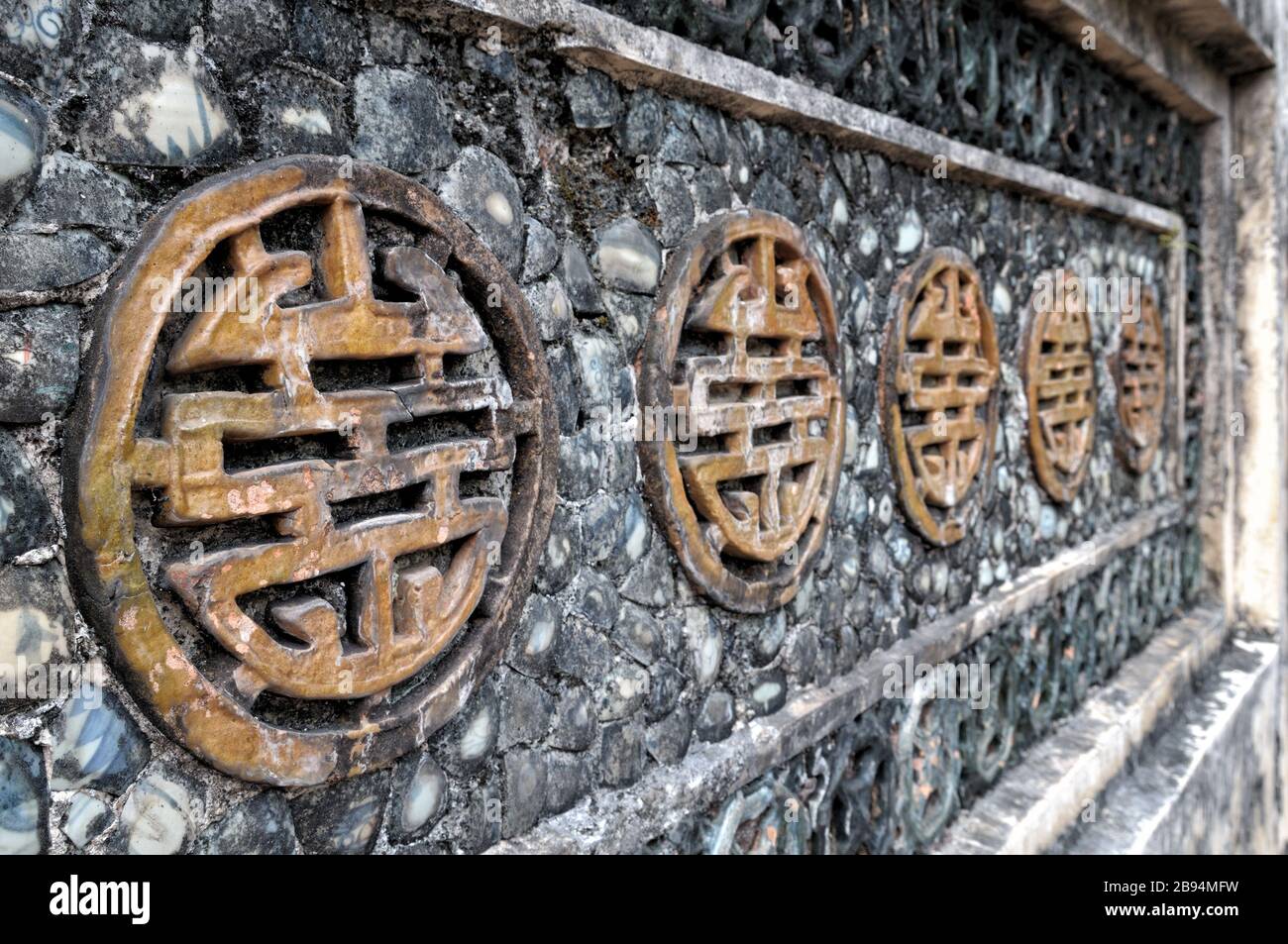Simbolo di longevità su un muro presso la tomba di Tu Duc, Hue, Vietnam Foto Stock