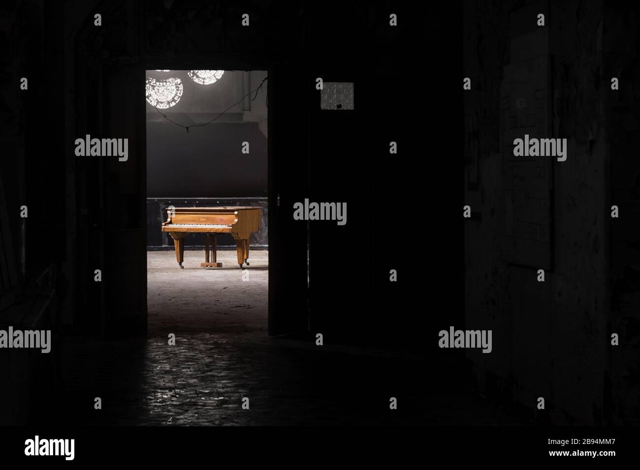 Un pianoforte in un luogo perduto Foto Stock