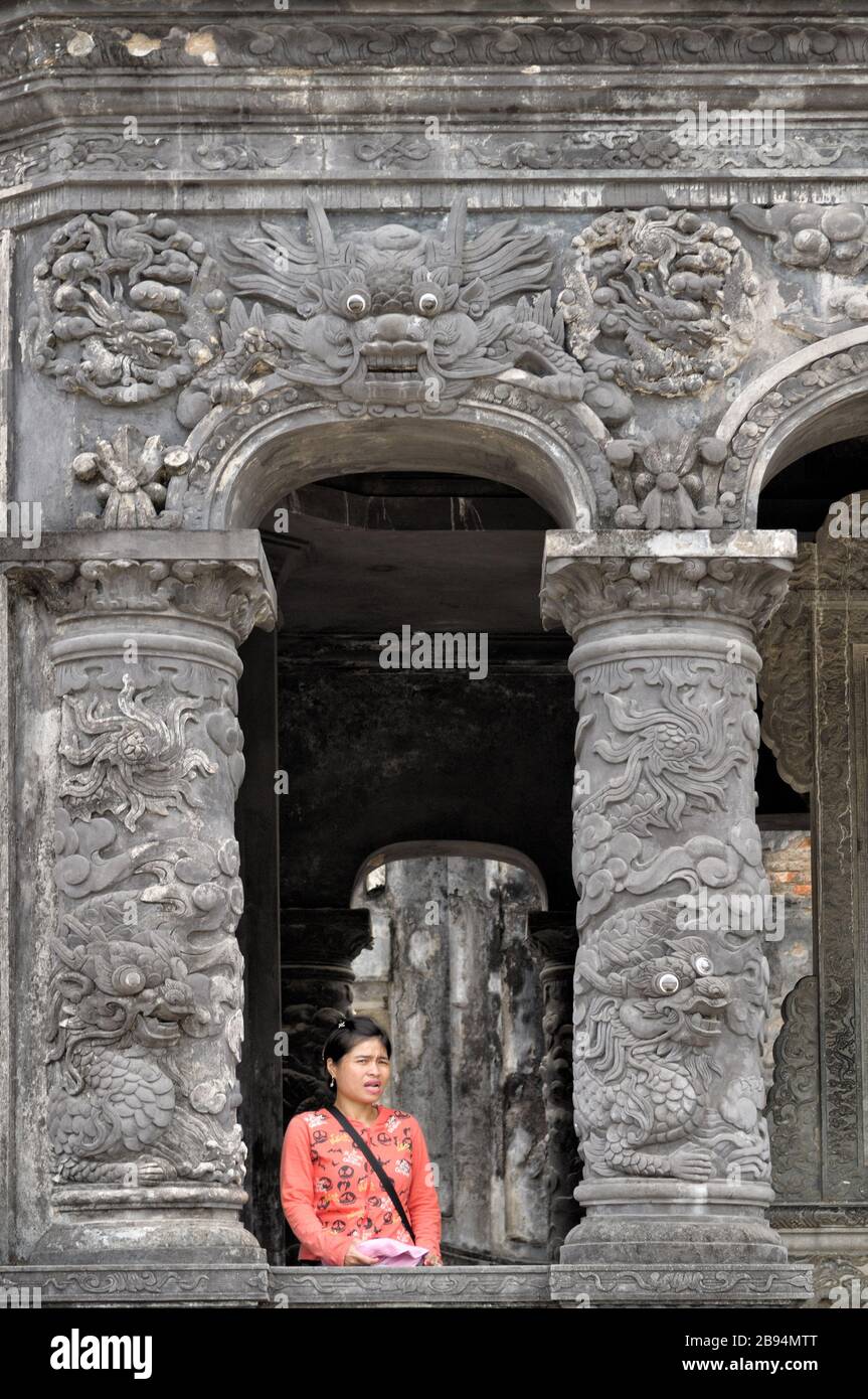 Giovane donna alla Tomba dell'imperatore Khai Dinh, Hue, Vietnam Foto Stock