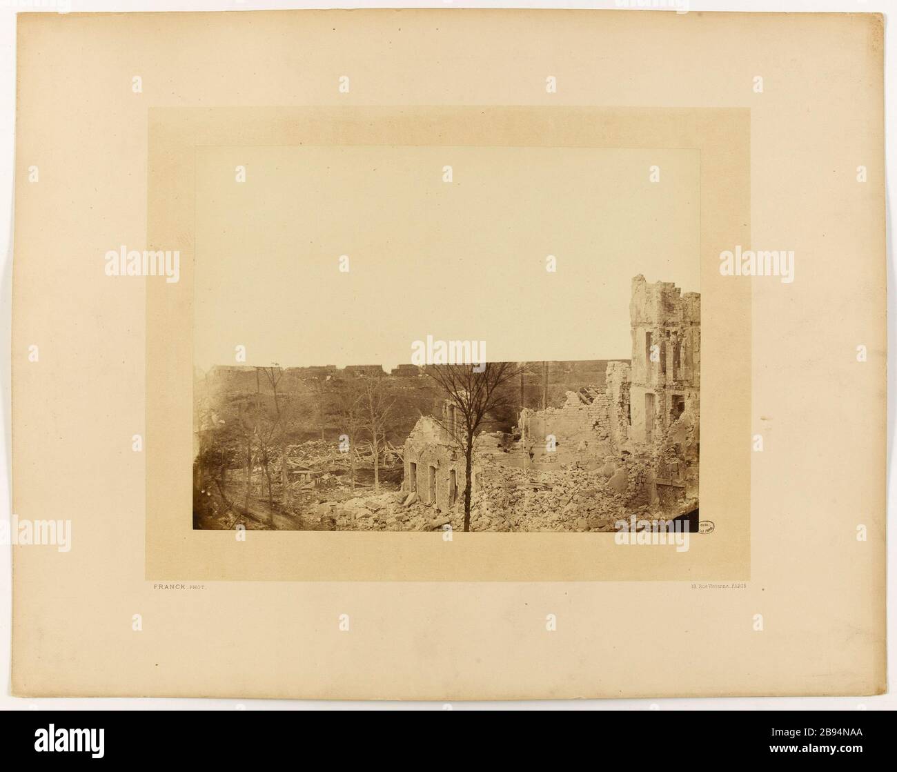 Edificio in rovine Immeuble en ruines. Photographie de François Gobinet de Villechole, dit Franck (1816-1906). Tirage sur papier albuminé. Parigi, musée Carnavalet. Foto Stock