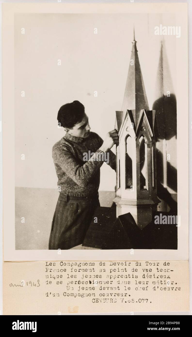 Fotografia propaganda giovane uomo prima del capolavoro di Duty Companion gamet, André. "Photographie propagare : jeune homme devant le chef d'oeuvre d'un Compagnon du Devoir". Les Comagnons du Devoir du Tour de / France forment au point de vue tech- nique/ les jeunes apprentis désireux / de se perfectionner dans leur métier. / un jeune devant le chef d'oeuvre / d'un Compagnon couvreur. Tigre au gélatino-bromure d'argent. Lègende dactylographiée à l'encre noire. En 1943-04-1943-04. Parigi, musée Carnavalet. Foto Stock