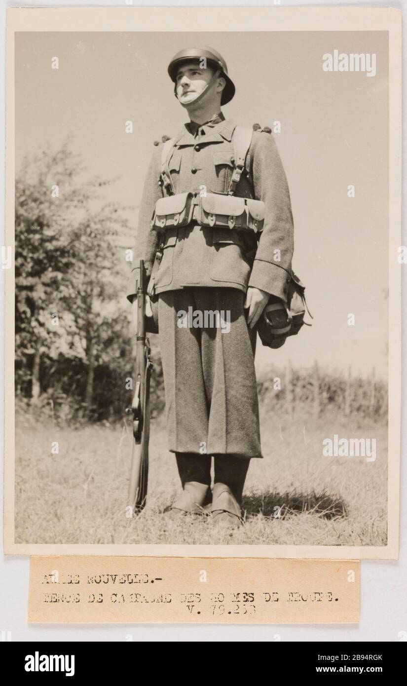 Propaganda Fotografia: Ritratto di un trooper in abito da battaglia Servizio fotografia centrale (SCP). "Photographie propagare : Portrait d'un homme de troupe en tenue de campagne". ARMEE NOUVELLE.- / TENUE DE CAMPAGNE DES HOMMES DE TROUPE. / V.79.268. Tigre au gélatino-bromure d'argent. à de l'encre noire. En 1943-07-24-1943-07-24. Parigi, musée Carnavalet. Foto Stock
