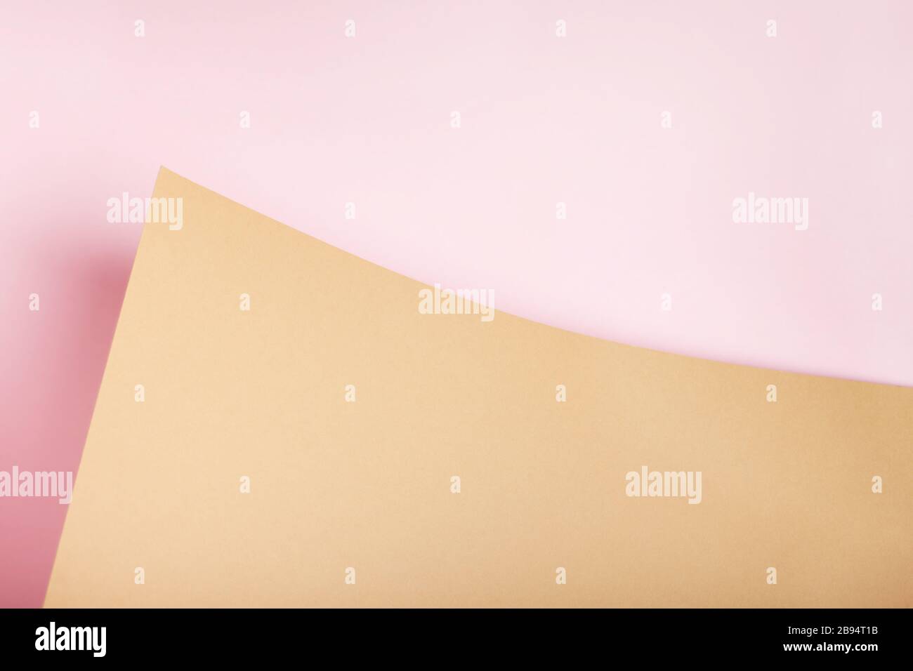 Sfondo di carta astratta rosa e marrone da un foglio curvo. Vuoto per sito web, pubblicità, presentazione. Foto Stock