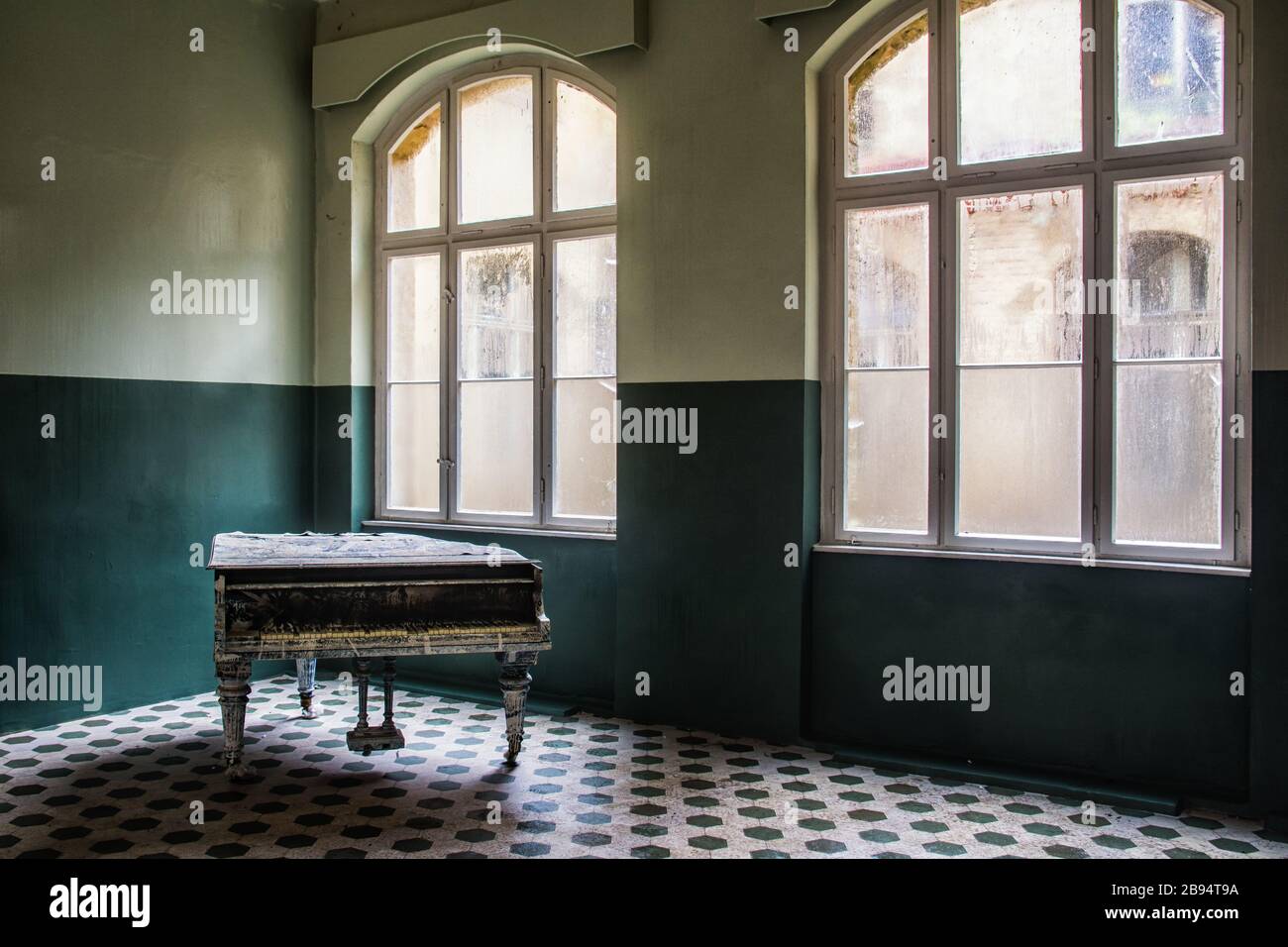Un pianoforte in un luogo perduto Foto Stock