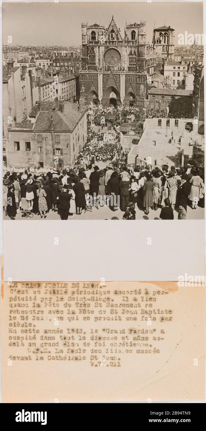 Propaganda fotografica: Il Grande Giubileo di San Giovanni Lyon Sérusier, Jean-Gabriel. "Photographie propagande : le Grand jubilé de Saint Jean à Lyon". LE GRAND JUBILE DE LYON. - / Cest un Jubilé périodique accordé à per- / pétuité par le Saint-Siège. Il a lieu quand la Fête du Très St Sacrement se / rencontre avec la Fête de St Jean Baptiste / le 24 Juin , ce qui se produit une fois par / siècle. / en cette année 1943, le « Grand Pardon » a / sucité dans tout le diocèse et même au- / delà un Grand élan de foi chrétienne. / N.P.M. La foule des fidèles massée / devant la Cathédrale St Jean. / V. Foto Stock