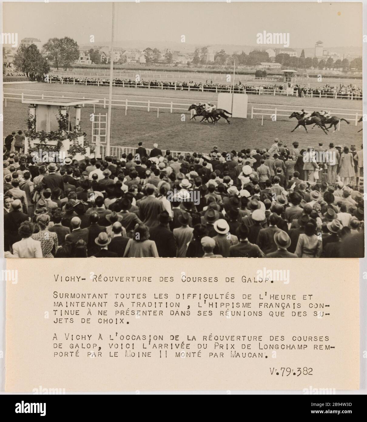 Fotografia propaganda corsa ippica a Vichy Trampus. 'Photographie propagare : corso hippique à Vichy'. Vichy-Réouverture des Courses de Galop. / Surmontant toutes les difficultés de l'heure et / maintenant sa tradition, l'hippisme français con- / tinue à ne présenter dans ses réunions que des su- / jets de choix. / A Vichy à l'occasione de la réouverture des courses / de galop, voici l'arrivée du Prix de Longchamp rem- / porté par le Moine 11 monté par Maucan. / V.79.382. Tigre au gélatino-bromure d'argent. à de l'encre noire. En 1943-07-26-1943-07-26. Parigi, musée Carn Foto Stock