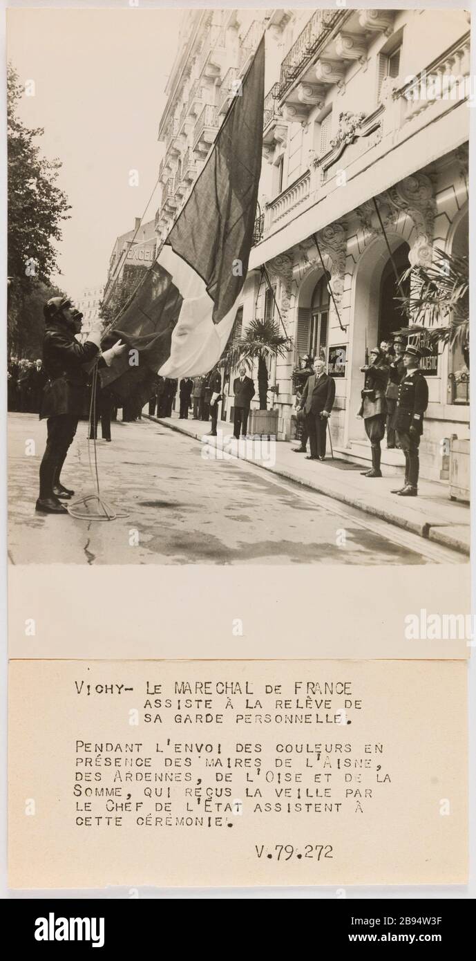 Propaganda fotografica: Cambio della Guardia e invio di colore in presenza dei sindaci dell'Aisne, Ardenne, l'Oise e la Somme, Vichy ROTA III «Fotografie propagande : relève de la Garde et envoi des couleurs en présence des maires de l'Aisne, des Ardennes, de l'Oise et de la Somme, Vichy». Vichy- le MARECHAL de FRANCE / assiste à la relève de / sa garde personnelle. / Ciondolo l'envoi des couleurs en / présence des maires de l'Aisne, / des Ardennes, de l'Oise et de la Somme, qui reçus la veille par / le Chef de l'Etat assistent à / cette Cérémonie. / V.79.272. Tigre au géla Foto Stock