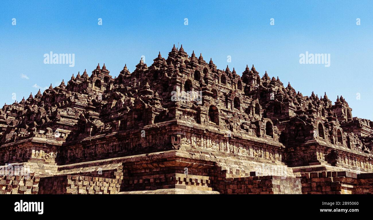 Il tempio di Borobodur fu costruito su tre piani: Una base piramidale con cinque terrazze quadrate concentriche, il tronco di un cono con tre piattaforme circolari. Foto Stock