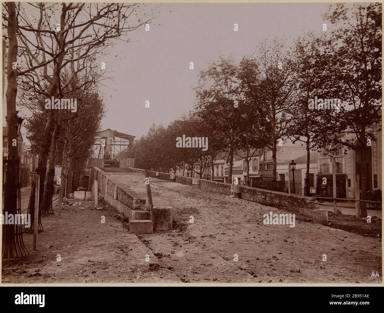 30 8bre 1901 / lavorare o attraversare il viadotto corrente / Boulevard de la Villette. Lavorare o passare sotto il viadotto Boulevarde de la Villette, 19 ° arrondissement, Parigi. Metropolitana parisien. "Ouvrage ou passage du viaduc sous le boulevard de la Villette, Parigi (XIXème arr.)". Photographie de Charles Maindron (1861-1940). 30 ottobre 1902. Parigi, musée Carnavalet. Foto Stock