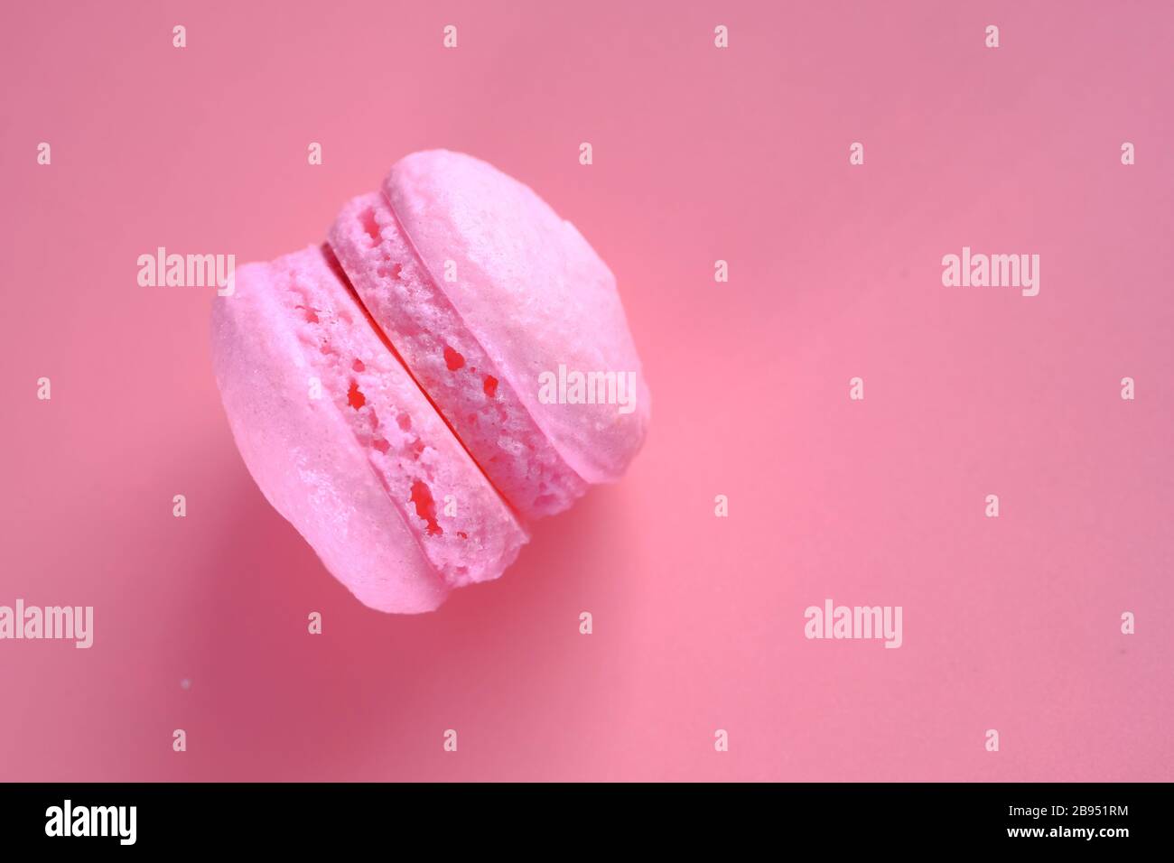 Primo piano di macaroon rosa su rosa Foto Stock
