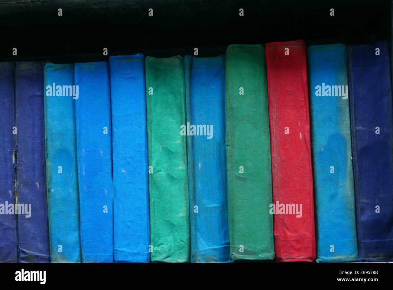 Libri vecchi su un shelf.close di legno su. Foto Stock