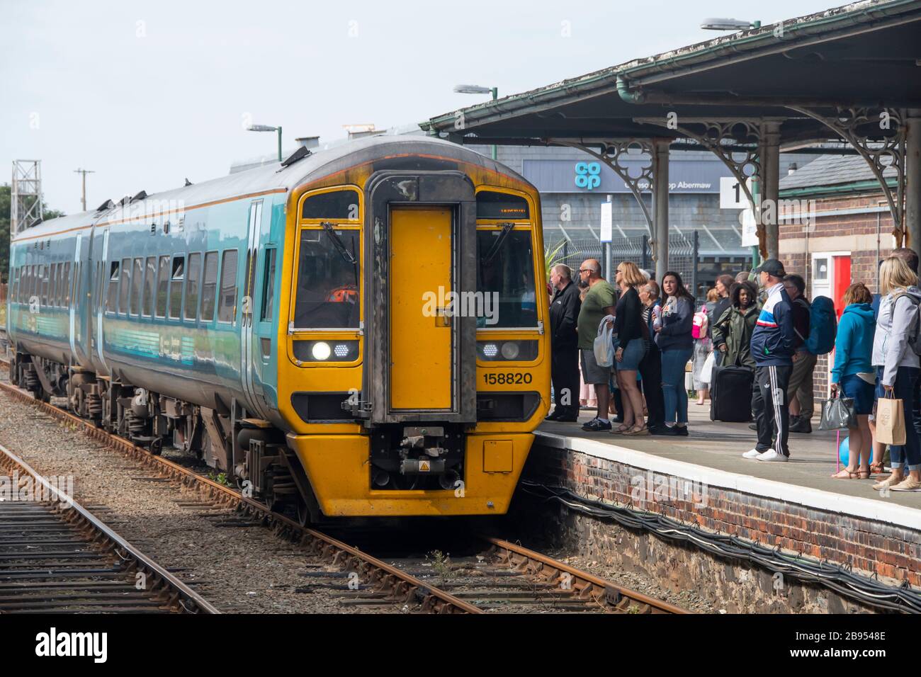 Welsh Government Classe 158, Express Sprinter, treno diesel a più unità che arriva alla stazione di Barmouth, Barmouth, Gwynedd, Galles Foto Stock