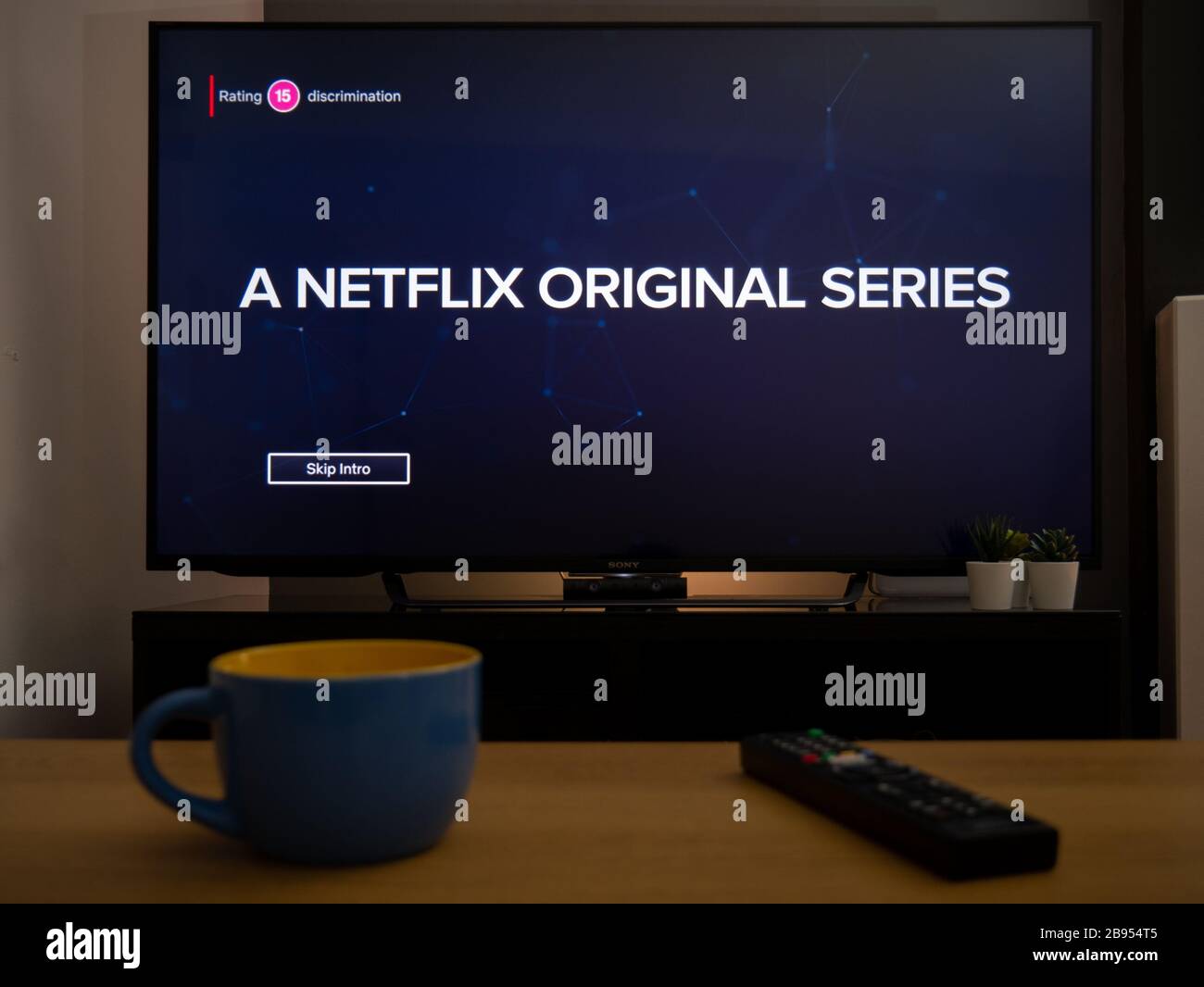 Regno Unito, marzo 2020: TV Television con Netflix titolo originale serie in casa Foto Stock