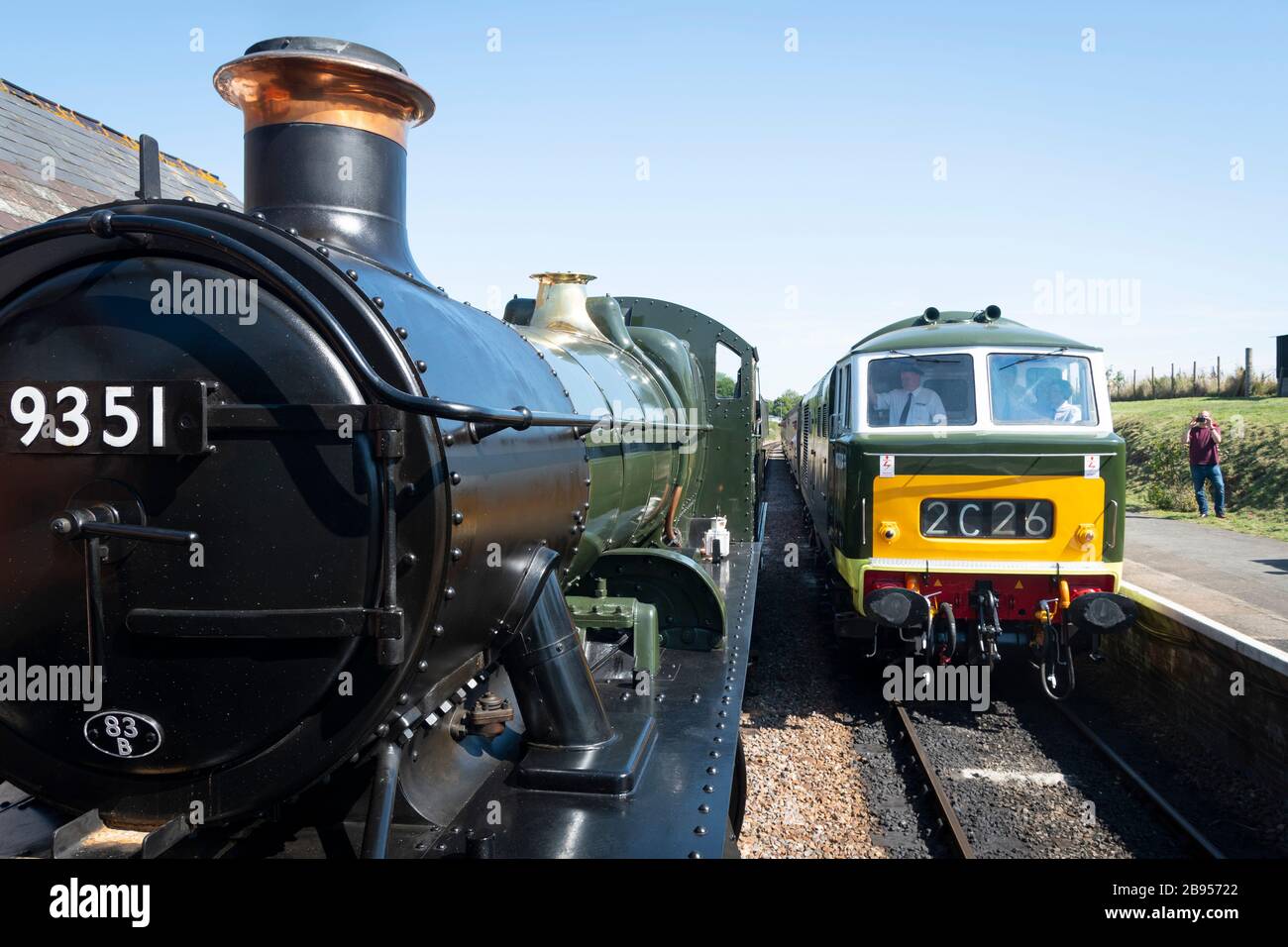 Great Western Railway 2-6-0 (WSR Mogul) No.9351 motore a vapore e motore diesel Hymeck sulla West Somerset Railway a Dunster, Somerset, Inghilterra ' Foto Stock