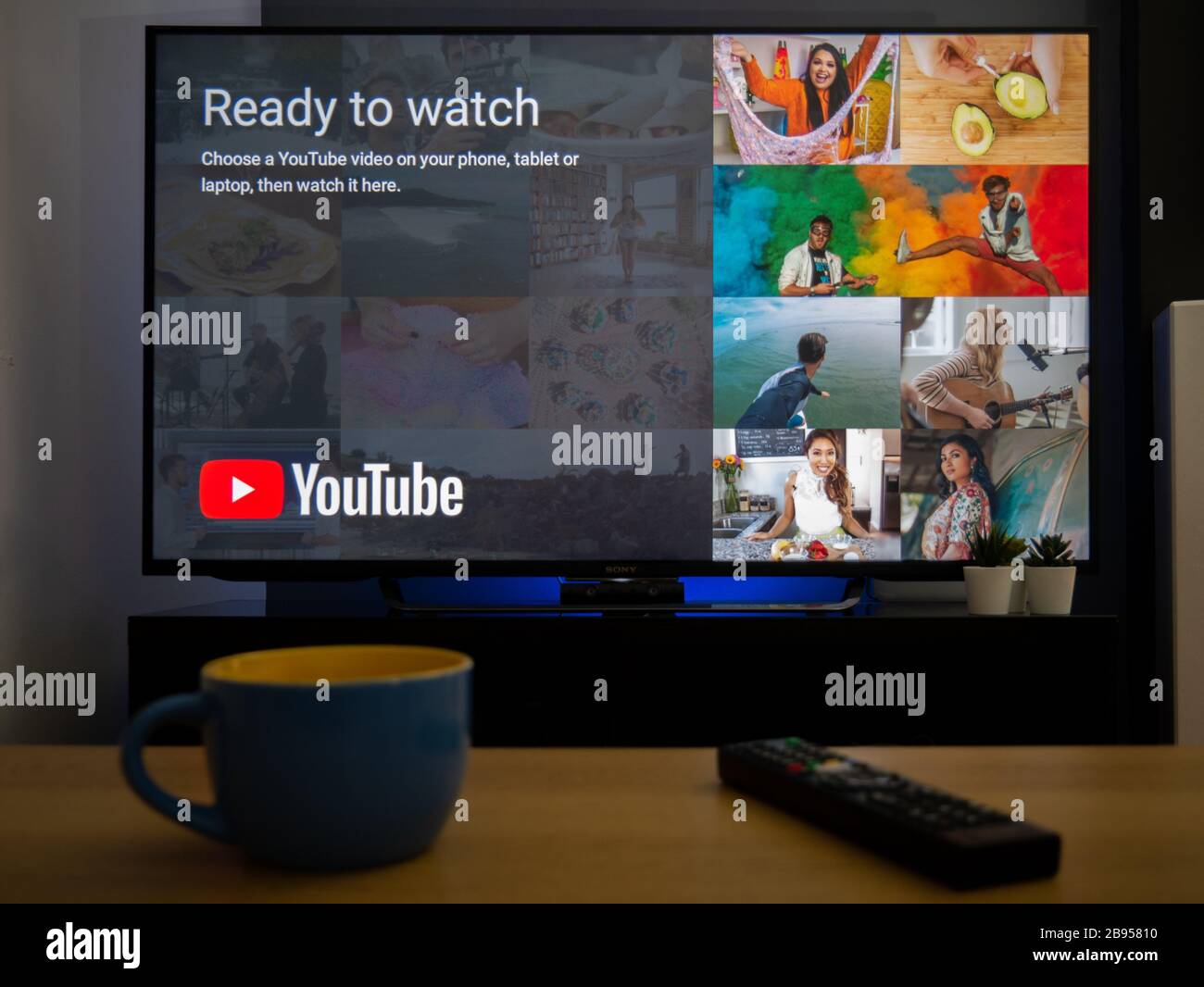 Regno Unito, marzo 2020: TV Television YouTube app online Foto Stock