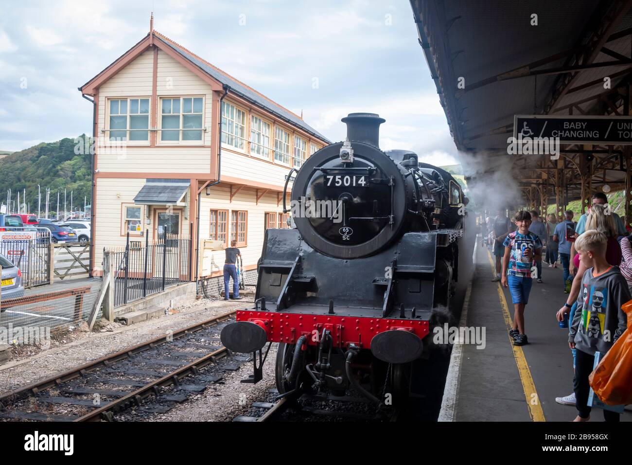 British Railways Standard Class 4-6-0, presso la stazione Kingswear sulla ferrovia a vapore Dartmouth, Kingswear, Devon, Inghilterra Foto Stock